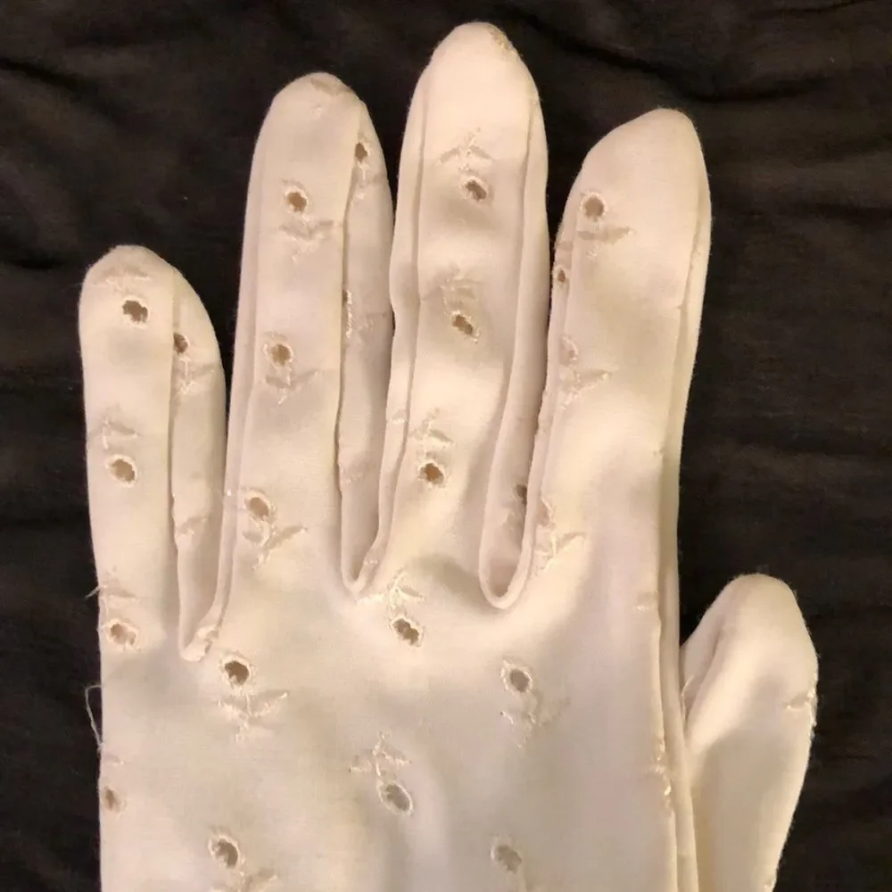 Vintage Off White Ladies Gloves Floral Embroidery